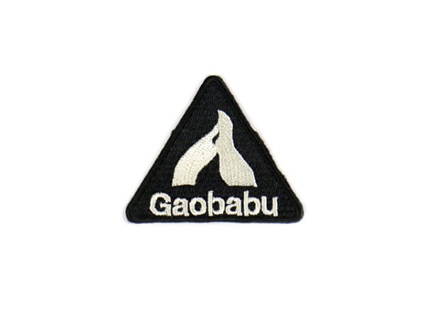 画像1: ガオバブ(Gaobabu)☆Gaobabuロゴ刺繍ワッペン（三角型） ブラック/ベージュ ※日本製【メール便だと送料220円】 (1)