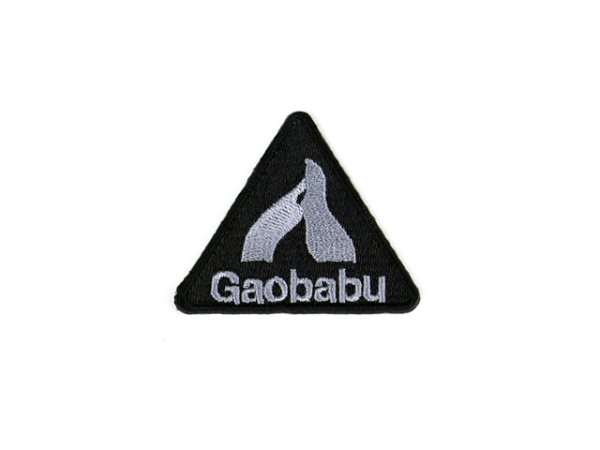 画像1: ガオバブ(Gaobabu)☆Gaobabuロゴ刺繍ワッペン（三角型） ブラック/グレー ※日本製【メール便だと送料220円】 (1)